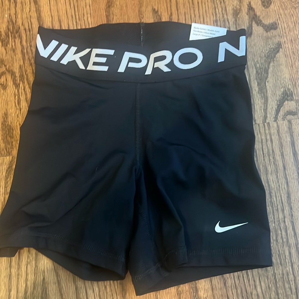 NWT Nike Pro 5” Length Womens Shorts XS